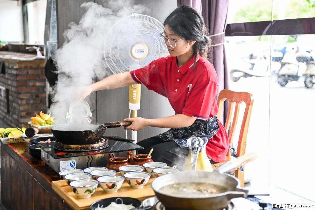 全网追的“扁担女孩”，找了一份暑假工，时薪12元 - 三明生活资讯 - 三明28生活网 sm.28life.net